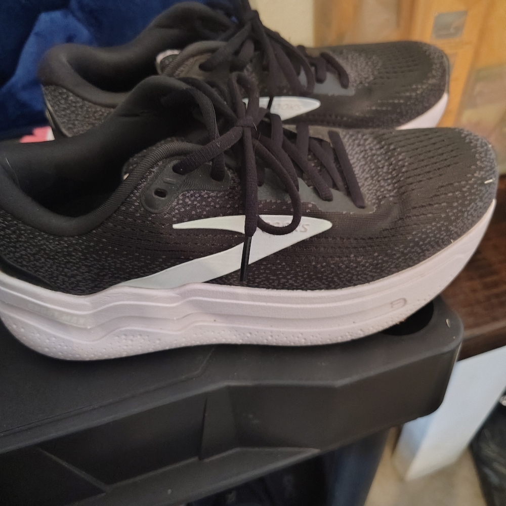 Brooks Ghost Max 2 Black and Pink Athletic Sneakers